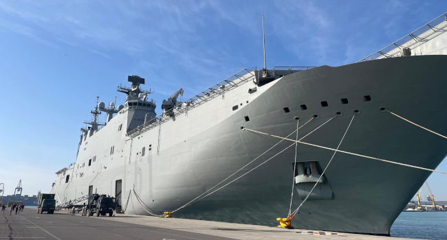 El Buque de Proyección Estratégica de la Armada está ya en el puerto de la ciudad de Turia para dar el relevo al Buque de Asalto Anfibio en las tar...